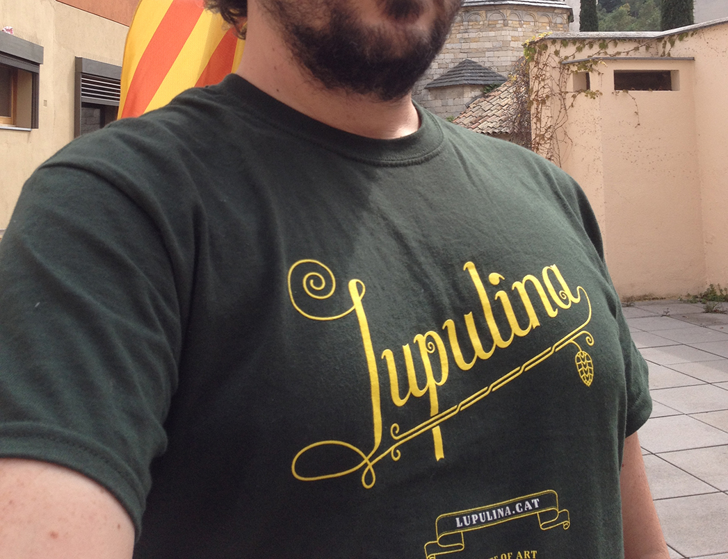 Samarreta amb el logo de Lupulina.cat, serigrafia sobre tèxtil.